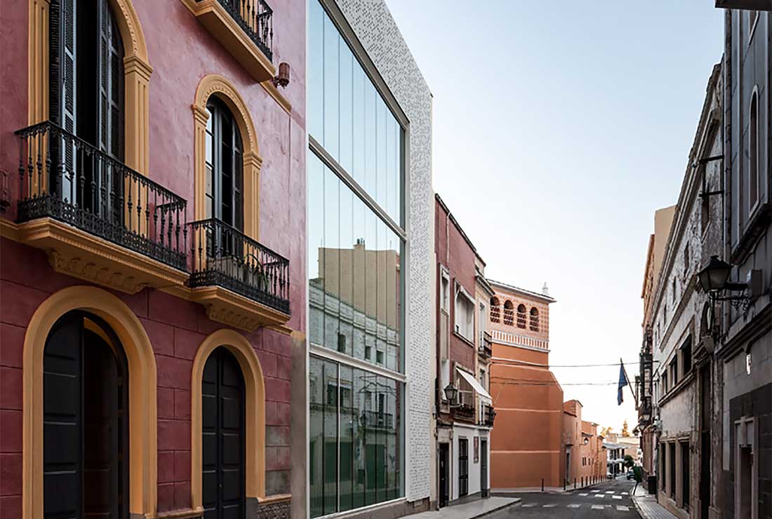 Vista de una calle angosta flanqueada por edificios.